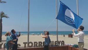 Autoridades izan la bandera azul en Torrenueva. 