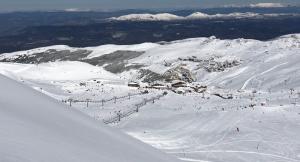 Vista de la estación durante la temporada de esquí. 
