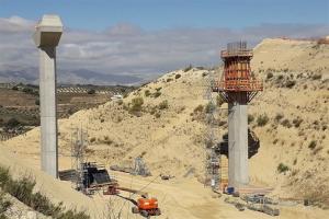 Los pilares del puente para la variante. 