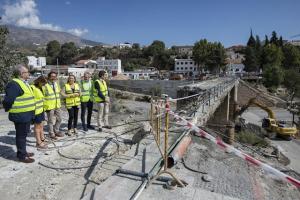 Trabajos para derribar el tablero del puente sobre el río Chico.