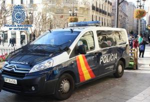 Vehículo policial en el centro de Granada. 