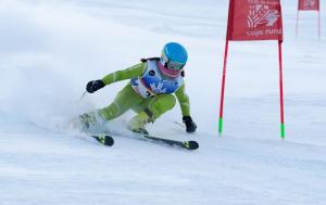 Prueba infantil de esquí alpino en Sierra Nevada.