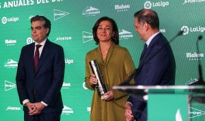 Lola Fernández Ochoa recoge el premio, emocionada. 