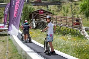 Jóvenes en un campamento de verano en Sierra Nevada.