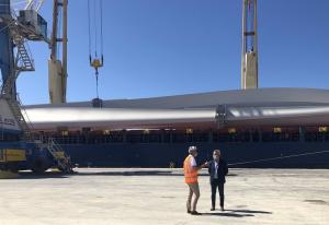 El presidente del Puerto y el consignatario de las palas en el muelle de las Azucenas.