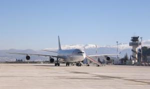 Un Airbus 340 en las pistas del aeropuerto granadino. 