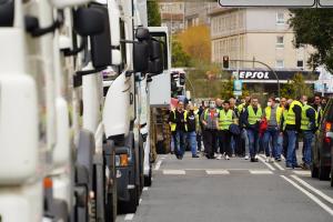 Transportistas, durante el paro de su actividad. 