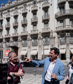 Cuenca y Miguel Ángel Fernández, con el edificio Colón a sus espaldas, que se convertirá en hotel de cinco estrellas. 