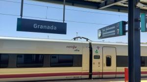 Tren AVE en la estación de Granada. 