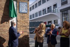 Inauguración de la placa que dedica la cuesta a Cervezas Alhambra. 