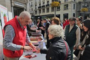 Reparto de fresas en Puerta Real. 