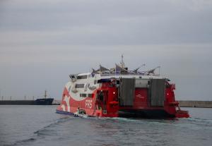 El ferry, a su salida este viernes de Motril.