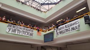 Imagen de archivo de una protesta, en 2019, tras denunciarse casos de acoso sexual de un profesor a alumnas en la UGR. 