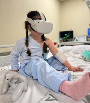 Una paciente del Hospital de Motril, con las gafas de realidad virtual.
