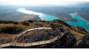Mirador en la cumbre del cerro Jabalcón con espectaculares vistas al embalse del Negratín. 