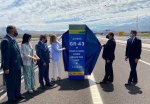 El ministro Ábalos descubre, junto a la consejera Carazo y otras autoridades, el monolito de la autovía.