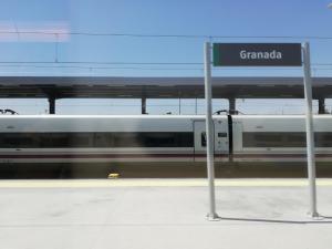 Tren AVE a su llegada a Granada.