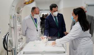 Juan Manuel Moreno con María Ángeles García Rescalvo durante la visita al Materno.