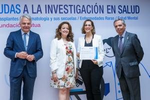 Houria Boulaiz muestra el cheque de 200.000 euros para financiar su investigación.