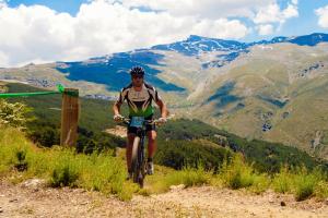 Un 'biker' en el circuito de Fuente Alta, con el Veleta al fondo.