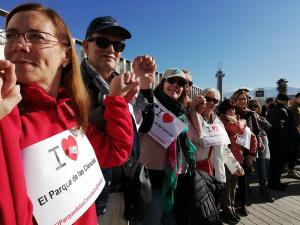 Detalle del 'abrazo' al Parque de las Ciencias este domingo, que ha reunido a cerca de 3.000 personas. 