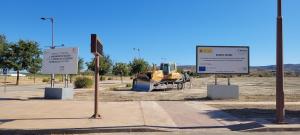 Máquinas excavadoras en la parcela del Parque Metropolitano de Escúzar que albergará el acelerador. 