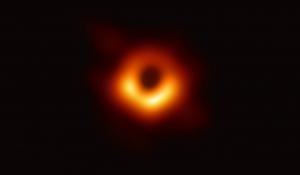 Imagen del agujero negro supermasivo en el centro de la galaxia Messier 87, a 55 millones de años luz.