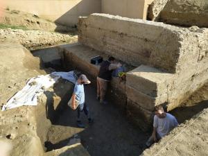 Científicos analizan los restos del Teatro Romano de Guadix. 