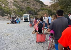 Usuarios aguardan para acceder al transporte público de Cantarriján.