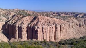 Formaciones montañosas singulares en el Desierto de los Coloraos de Gorafe.