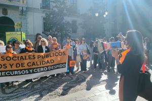 Concentración, megáfono en mano, en la Plaza del Carmen. 