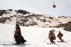 Esquiadores durante la Bajada Retro, con trajes antiguos. 