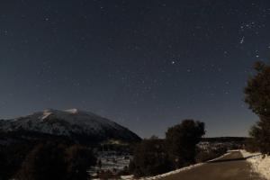 Cielo nocturno lleno de estrellas junto a la Sierra de la Sagra. 
