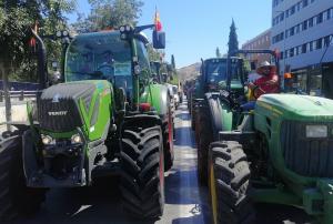 Los tractores vuelven a las calles de Granada como en la tractorada de junio de 2022. 