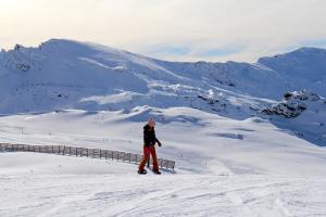 Pistas y montañas en Sierra Nevada. 