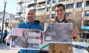 Nino López y Antonio Cambril muestran el mapa de cargadores eléctricos.
