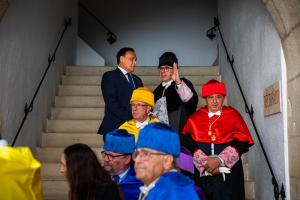 El rector conversa con el consejero de Universidades al inicio del desfile cívico-académico.