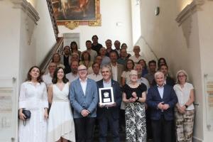 Foto de familia de los asistentes al acto. 