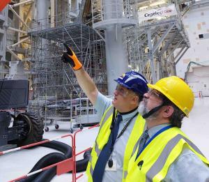 Ambos directores obervan las instalacones de ITER.