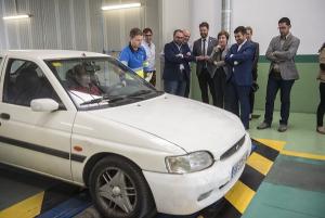 Un vehículo pasa la inspección ante las autoridades de la Junta y Ayuntamiento.