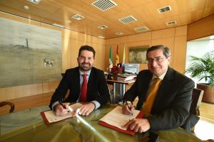 Noel López y José Entrena firman el convenio. 