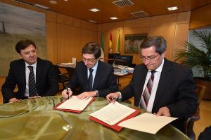 El presidente de Bankia con el de la Diputación, en la firma del convenio para luchar contra la exclusión financiera.