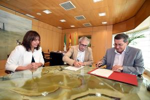 Entrena y Marcha firman el convenio en presencia de De la Rosa.