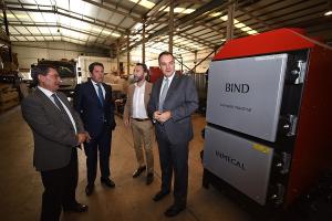 El presidente de la Diputación y el de la Cámara, en la visita a una de estas empresas. 