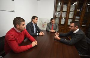 Entrena y Fernández con el directivo de Capital Energy.