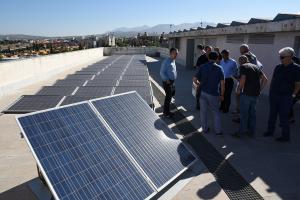 Placas solares fotovoltaicas en el tejado de un edificio. 