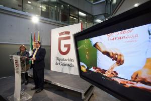 José Entrena y Ana Muñoz, en la presentación de la campaña para promocionar los productos granadinos.