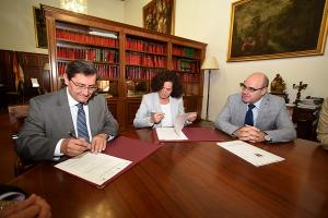 La rectora de la UGR y el presidente de la Diputación granadina han firmado el convenio.