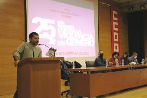 El secretario general de CCOO Granada, Daniel Mesa, se dirige a los asistentes.