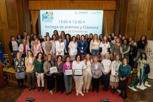 La directora de enfemería y responsables de la Cátedra junto a las premiadas.